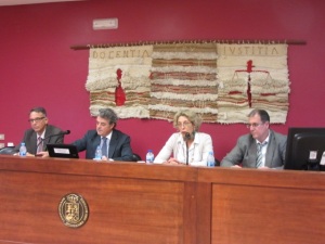 De Izquierda a Dercha: Aquilino Fariñas Godoy, Eduardo Esteban Meruéndano, profesora de Historia do Dereito 